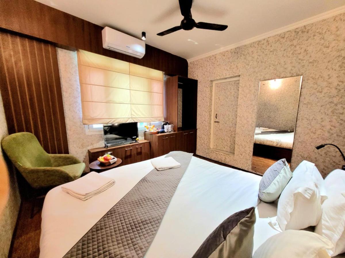 Hotel Royal Plaza Сринагар Экстерьер фото