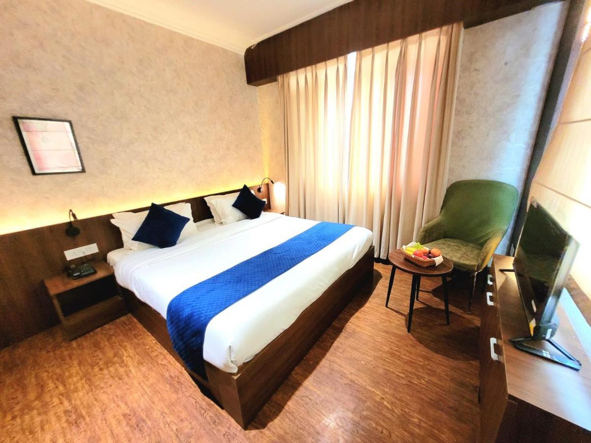 Hotel Royal Plaza Сринагар Экстерьер фото